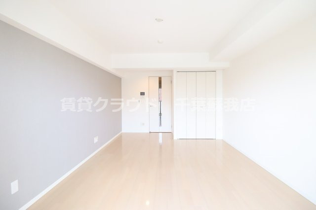 アーバンシャトー千葉の居間・リビング|アクセントクロスがおしゃれなお部屋です♪