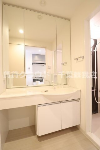 アーバンシャトー千葉の洗面所|鏡全面の裏側が収納になっているので、収納力◎！