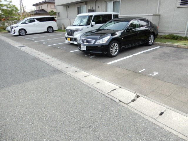 グランドアトリオ神戸西C棟の駐車場