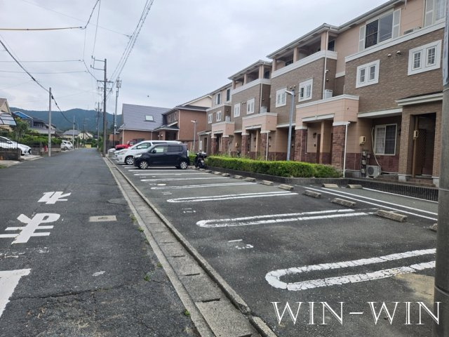 ロイヤル イーストの駐車場