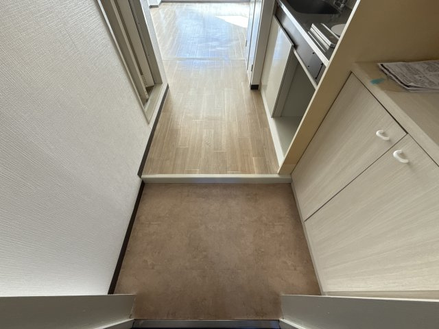 花影中村コーポの玄関