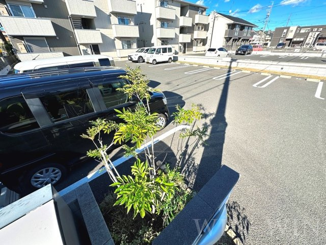 ティー.アイビー Bの駐車場