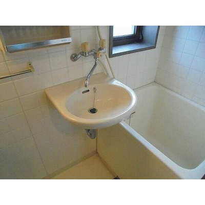 【浴室】 | ライオンズマンション大博通り | 別号室の写真になります。現況優先。