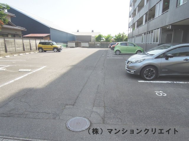 セシーズ福井越前花堂の駐車場|駐車場スペース