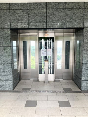 【その他共用部分】 | 【売主直売】ザ・パークハウス追浜パークフォート | お買い物時やベビーカーの出し入れに便利なエレベーター付です。混雑時にも便利な2基付です。