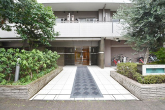 【エントランス】 | オートロックを備えた、マンションのエントランス。やはりセキュリティの観点は欠かすことができません。皆様を“安全”に送り出し、出迎えてくれます。～即日のご見学可能～　お問合せはお気軽にどうぞ。