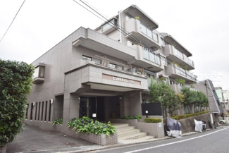 【外観】 | 手入れの行き届いた外壁やエントランスなど、「見ればわかる」レベルで清潔感を保ったマンションです。築年数を感じさせない姿で皆様をお出迎えします。～即日のご見学可能～　お問合せはお気軽にどうぞ。
