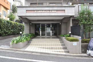 【エントランス】 | マンションの正面エントランス。出入りする人間を癒してくれるマンション入り口であり、その建物の「顔」でもあります。～即日のご見学可能～　お問合せはお気軽にどうぞ。
