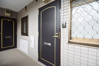 【その他共用部分】 | 皆様をお迎えする、お部屋の玄関ドア。開けやすさや開放角度、ドアノブの操作しやすさや鍵の形状などを、現地で一度ご確認ください。～即日のご見学可能～　お問合せはお気軽にどうぞ。
