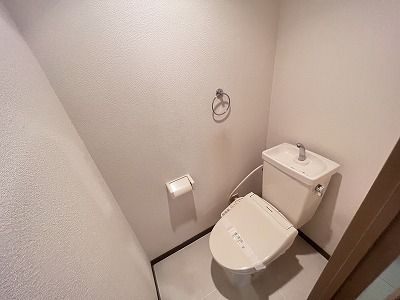 【トイレ】 | キャッスルマンション箱崎九大前 | 別号室の写真になります。現況優先。