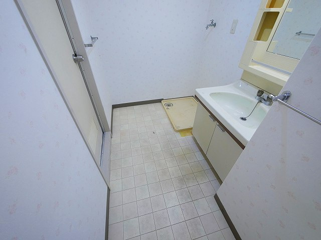 藤和奈良ハイタウンⅡの洗面所|明るい洗面所です