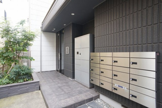 【エントランス】 | 宅配ボックスを設置しているエントランスです