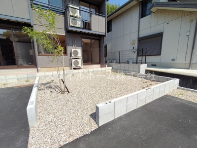 【庭】 | ユトリロ芦原駅