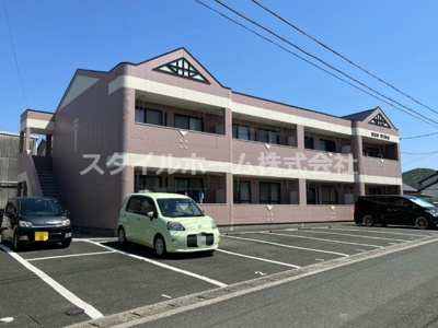 【駐車場】 | レッドウィング | 外観写真（昼）