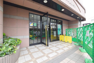 【エントランス】 | マンションの正面エントランス。出入りする人間を癒してくれるマンション入り口であり、その建物の「顔」でもあります。～即日のご見学可能～　お問合せはお気軽にどうぞ。

