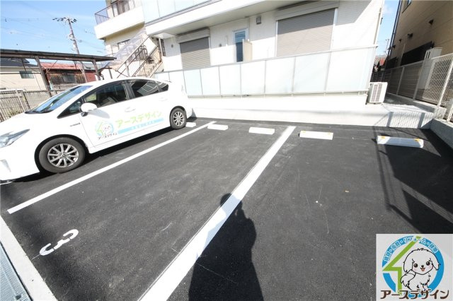 大蔵中町3階建アパートの駐車場