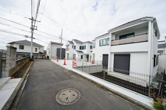 【保土ケ谷区鎌谷町52-5全２棟新築戸建て１号棟】★仲介手数料無料★（宮ヶ谷小学校・宮田中学校）の前面道路含む現地写真