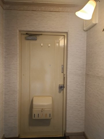 住道駅前住宅15号棟の玄関