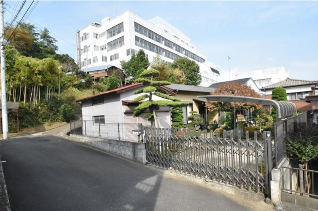 【外観】 | 通勤通学に便利な小田急線「東海大学前」駅まで徒歩6分！平坦地につき移動がしやすい立地。
閑静な住宅地に佇む◆2SLDK＋サンルーム＋広い庭付◆の平屋住戸。