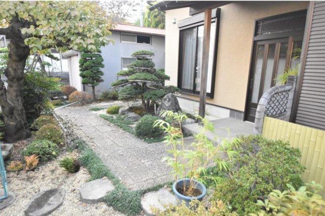 秦野市南矢名2丁目　中古戸建　105.08坪の庭|緑豊かな自然環境に癒される広い庭付き！！庭いじりが楽しめますよ♪　
広い庭でおうち時間を満喫したい方にもイチオシの物件でございます。