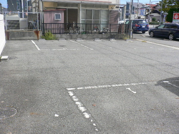メゾンKAGURAの駐車場