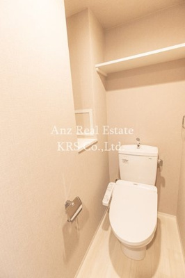 【トイレ】 | エステムコート心斎橋ｃｅｎｔｒａｌ | 予備のトイレットペーパーや洗剤などを置ける棚が上部に♪
