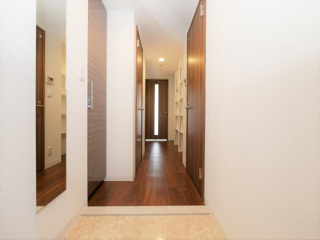 HRフロントリーガル難波WESTの玄関