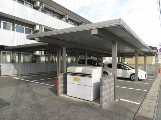 ボルツⅣの駐車場|屋根付き駐車場