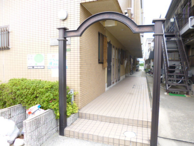 【エントランス】 | メイト淡路 | 清掃のいきわたったきれいなエントランスです