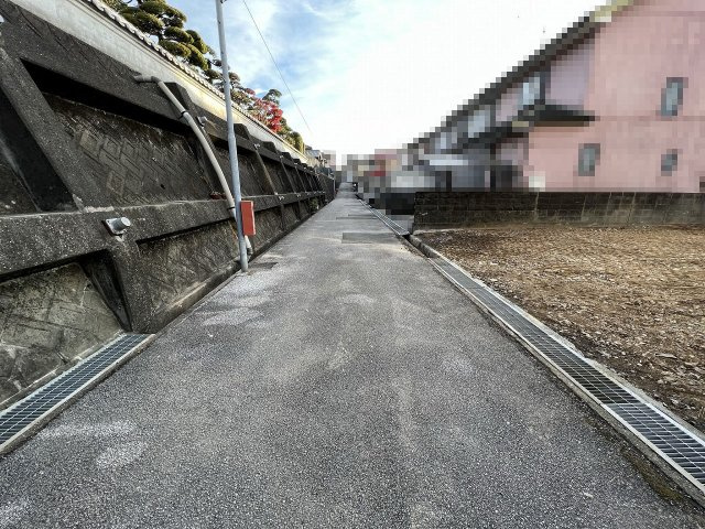 瀬戸東町　売土地　建築条件なしの前面道路含む現地写真