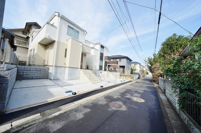 【横浜市旭区笹野台２丁目8-23全２棟新築戸建て１号棟】★仲介手数料無料★（笹野台小学校・希望ヶ丘中学校）の前面道路含む現地写真