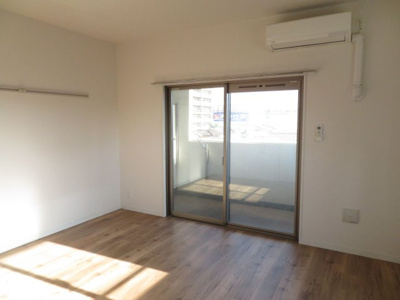 【居間・リビング】 | リラス空港通り | 別号室の写真になります。現況優先。