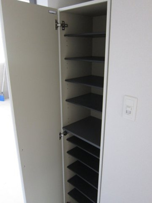 【玄関】 | リラス空港通り | 別号室の写真になります。現況優先。