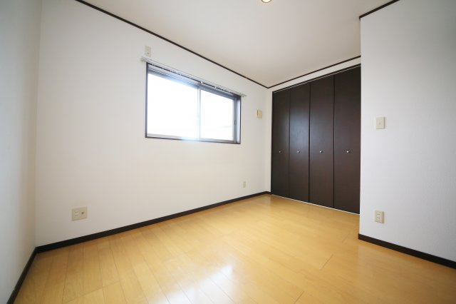 イースト加木屋の洋室