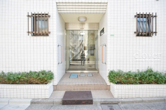 【エントランス】 | マンションの正面エントランス。出入りする人間を癒してくれるマンション入り口であり、その建物の「顔」でもあります。～即日のご見学可能～　お問合せはお気軽にどうぞ。