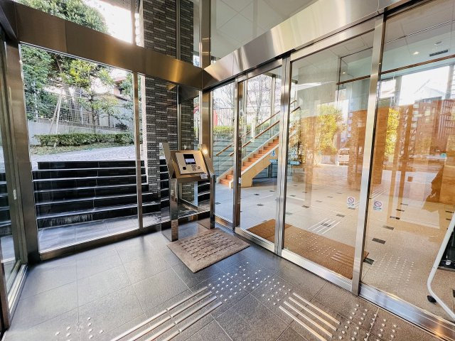 新宿アインスタワーのエントランス