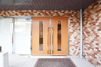 【エントランス】 | お客様を、そして住人を出迎えてくれるマンションのエントランス。ゴミが落ちていないことからも、管理状態の良さや住民の節度の高さが見て取れます。～即日のご見学可能～　お問合せはお気軽にどうぞ。