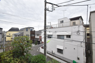 【展望】 | 眼前に広がる空の雄大さと、このお部屋の自慢の一つである「眺望」をご覧ください。毎日、この景色を独り占めできる新生活に夢が広がります。～即日のご見学可能～　お問合せはお気軽にどうぞ。
