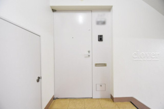 【その他共用部分】 | 皆様をお迎えする、お部屋の玄関ドア。開けやすさや開放角度、ドアノブの操作しやすさや鍵の形状などを、現地で一度ご確認ください。～即日のご見学可能～　お問合せはお気軽にどうぞ。
