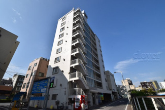 【外観】 | 青空によく映える建物です。手入れの行き届いた外壁やマンション正面エントランスなど、綺麗な姿をぜひ一度、現地にてご覧ください。～即日のご見学可能～　お問合せはお気軽にどうぞ。
