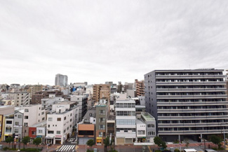【展望】 | 眼前に広がる空の雄大さと、このお部屋の自慢の一つである「眺望」をご覧ください。毎日、この景色を独り占めできる新生活に夢が広がります。～即日のご見学可能～　お問合せはお気軽にどうぞ。
