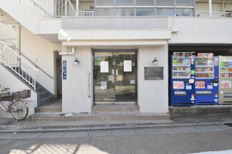 【エントランス】 | マンションの正面エントランス。出入りする人間を癒してくれるマンション入り口であり、その建物の「顔」でもあります。～即日のご見学可能～　お問合せはお気軽にどうぞ。
