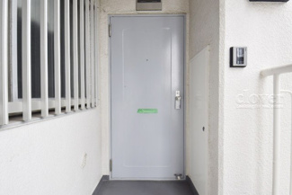 【その他共用部分】 | 皆様をお迎えする、お部屋の玄関ドア。開けやすさや開放角度、ドアノブの操作しやすさや鍵の形状などを、現地で一度ご確認ください。～即日のご見学可能～　お問合せはお気軽にどうぞ。
