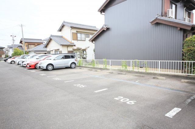 岩滑イーストハイツの駐車場