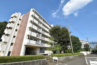 【外観】 | 青空によく映える建物です。手入れの行き届いた外壁やマンション正面エントランスなど、綺麗な姿をぜひ一度、現地にてご覧ください。～即日のご見学可能～　お問合せはお気軽にどうぞ。