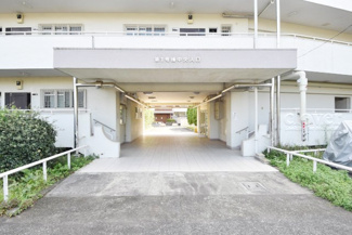 【エントランス】 | マンションの正面エントランス。出入りする人間を癒してくれるマンション入り口であり、その建物の「顔」でもあります。～即日のご見学可能～　お問合せはお気軽にどうぞ。