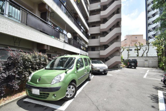 【駐車場】 | マンションの駐車場スペース。空きの有無や駐車料金、サイズ規定などについては、改めてお問い合わせください。～即日のご見学可能～　お問合せはお気軽にどうぞ。