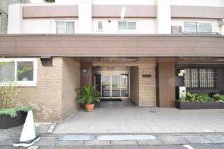 【エントランス】 | お客様を、そして住人を出迎えてくれるマンションのエントランス。ゴミが落ちていないことからも、管理状態の良さや住民の節度の高さが見て取れます。～即日のご見学可能～　お問合せはお気軽にどうぞ。