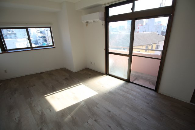 ニューサンシャインビルの洋室