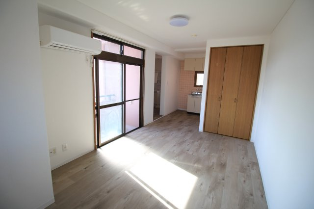 ニューサンシャインビルの洋室